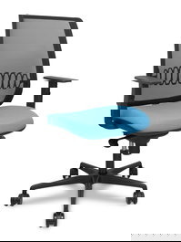 Silla de oficina Alares con mecanismo Sincro tapizada con Tela color Azul cielo y malla color Negro. Equipada con lumbar 1D, Brazos 1D y Ruedas 65mm nailon