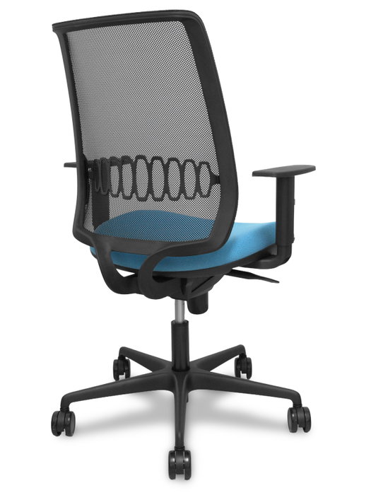 PIQUERAS Y CRESPO Silla Alares sincro con respaldo de malla negra y asiento azul cielo