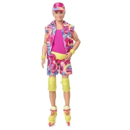 Barbie Ken Muñeco Fashion Doll de la Película con Ropa Retro de Patinaje, Edición Coleccionista