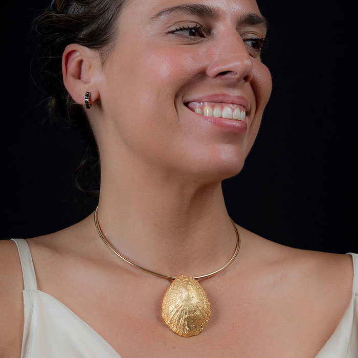 Shabama Collar Gargantilla Elastico Calobra con Colgante Lapa, Diseño Inspirado en Mallorca, Color Oro Brillante, Colección Collares para Mujer