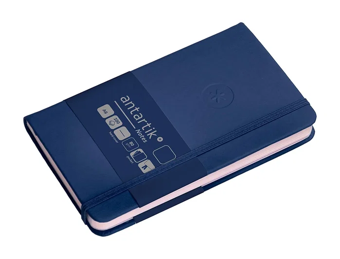 Antartik Cuaderno Tapa Dura A6, 100 Hojas Rayadas 80gr FSC, Azul Marino, Cierre Gomilla, Bolsillo Interior Antartik Cuaderno Tapa Dura A6, 100 Hojas Rayadas 80gr FSC, Azul Marino, Cierre Gomilla, Bolsillo Interior