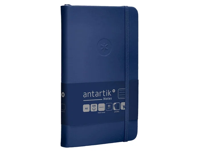 Antartik Cuaderno Tapa Dura A6, 100 Hojas Rayadas 80gr FSC, Azul Marino, Cierre Gomilla, Bolsillo Interior Antartik Cuaderno Tapa Dura A6, 100 Hojas Rayadas 80gr FSC, Azul Marino, Cierre Gomilla, Bolsillo Interior