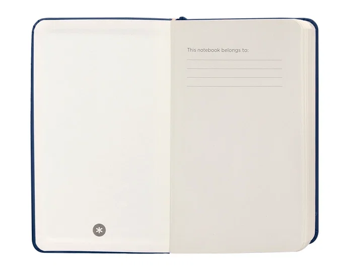 Antartik Cuaderno Tapa Dura A6, 100 Hojas Rayadas 80gr FSC, Azul Marino, Cierre Gomilla, Bolsillo Interior Antartik Cuaderno Tapa Dura A6, 100 Hojas Rayadas 80gr FSC, Azul Marino, Cierre Gomilla, Bolsillo Interior