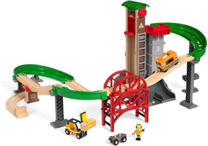 Brio World 33887 Plataforma Multimodal Grand Circuit - Circuito de Trenes de Madera - Caja 32 Piezas - A Partir de 3 Años