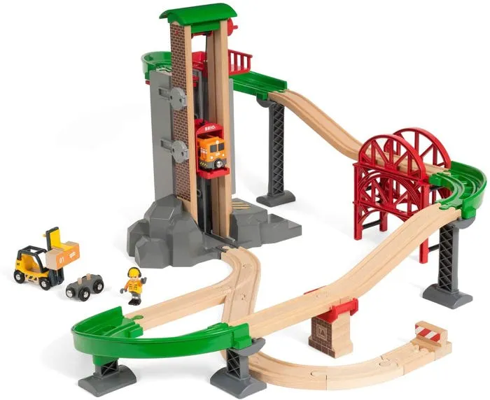 Brio World 33887 Plataforma Multimodal Grand Circuit - Circuito de Trenes de Madera - Caja 32 Piezas - A Partir de 3 Años