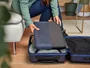 Trust Lisboa - Funda para portátil/tablet 16" (40.6 cm) - Sleeve acolchado color negro/azul, hecha con material reciclado PET - 24982