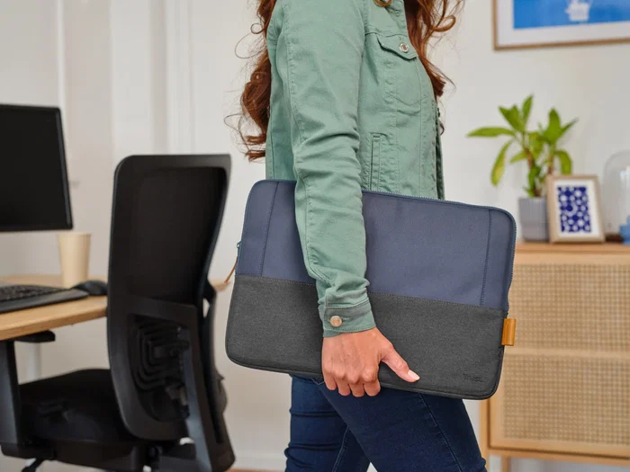 Trust Lisboa - Funda para portátil/tablet 16" (40.6 cm) - Sleeve acolchado color negro/azul, hecha con material reciclado PET - 24982