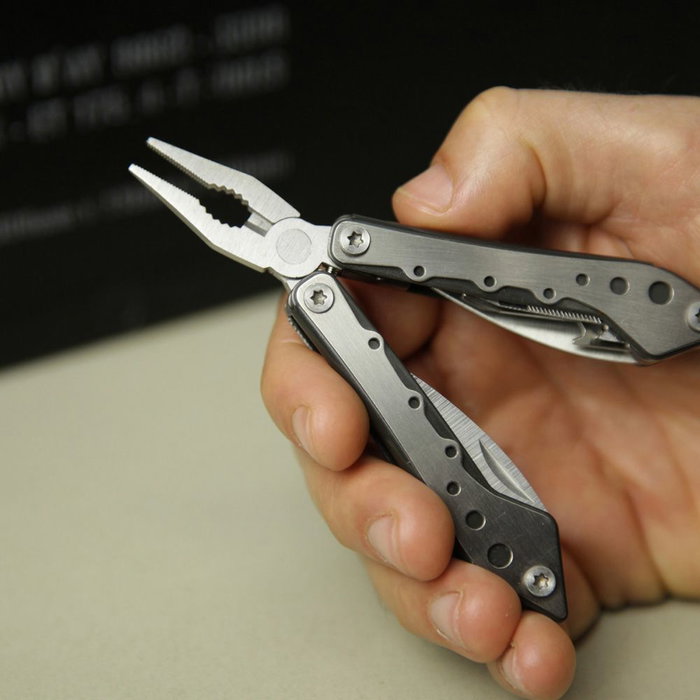 True - Multiherramienta 10 en 1 con acero inoxidable, incluye destornilladores, alicates, cuchillo, tijeras y estuche