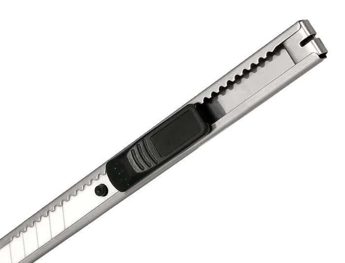 Q-connect Cuter Metálico Estrecho Cuchilla Cerámica 9 mm XD-C18 con Clip Blister 1 Unidad