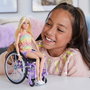Barbie Muñeca rubia en silla de ruedas con 22 puntos de articulación para niños 3+ años