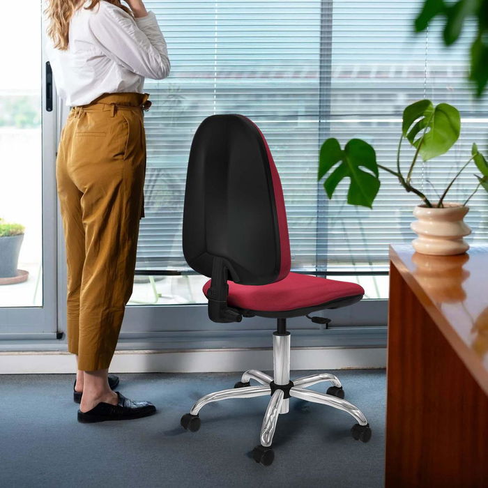 Silla de oficina Algarra con mecanismo Contacto permanente básico tapizada con Tela color Verde esmeralda. Equipada con Base cromada, Sin brazos y Ruedas autofrenantes