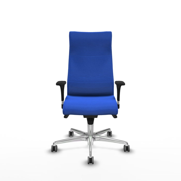 Sillón Albacete con mecanismo Sincro tapizada con Tela color Azul. Equipado con Base aluminio, Brazos 1D y Ruedas 65 mm parqué