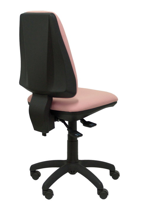 Silla de oficina Elche con mecanismo Asincro tapizada con Tela color Rosa pálido. Equipada con Base poliamida negra, Sin brazos y Ruedas de nailon 50 mm