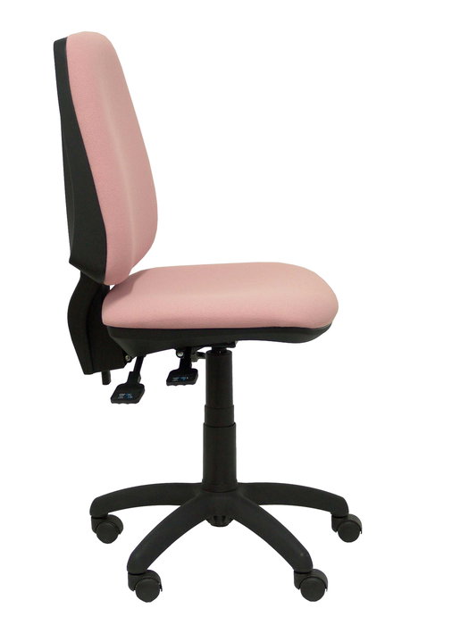 Silla de oficina Elche con mecanismo Asincro tapizada con Tela color Rosa pálido. Equipada con Base poliamida negra, Sin brazos y Ruedas de nailon 50 mm