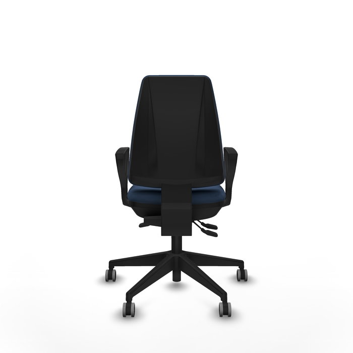 Silla de oficina Elche con mecanismo Asincro tapizada con Similpiel color Azul marino. Equipada con Base piramidal negra, Brazos fijos y Ruedas 65 mm parqué