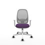 Silla de oficina Cilanco con mecanismo Sincro tapizada con Tela color Morado y malla color Gris. Equipada con lumbar 1D, Reposabrazos blancos y Ruedas 65mm nailon
