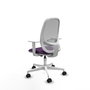 Silla de oficina Cilanco con mecanismo Sincro tapizada con Tela color Morado y malla color Gris. Equipada con lumbar 1D, Reposabrazos blancos y Ruedas 65mm nailon