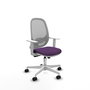 Silla de oficina Cilanco con mecanismo Sincro tapizada con Tela color Morado y malla color Gris. Equipada con lumbar 1D, Reposabrazos blancos y Ruedas 65mm nailon