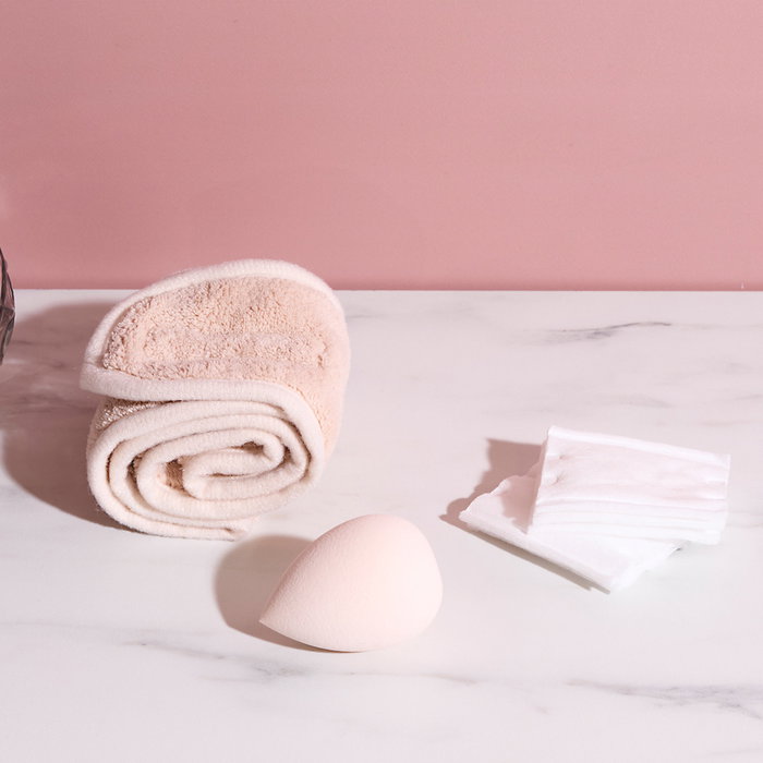 Cosmetic Club Estuche Esenciales Maquillaje con Desmaquilladores de Algodón, Esponja y Banda para el Pelo, Transparente