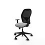 Silla de oficina Alocén con mecanismo Sincro tapizada con Tela color Gris claro y malla color Negro. Equipada con lumbar 1D, Brazos 1D y Ruedas 65mm nailon