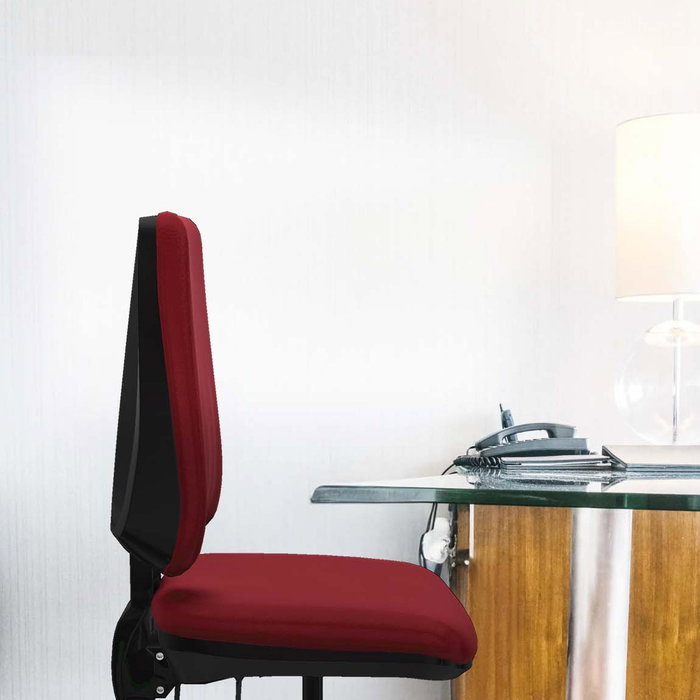 Silla de oficina Elche con mecanismo Asincro tapizada con Similpiel color Crema. Equipada con Base piramidal negra, Sin brazos y Ruedas 65 mm parqué