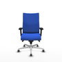 Silla Albacete confidente con mecanismo Sincro tapizada con Tela color Azul. Equipada con Base aluminio, Brazos 2D y Ruedas 65 mm parqué