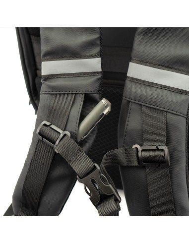 Woxter AC26 012 Mochila LED Knight Bike 20L Negro con Pantalla Personalizable por App, Impermeable, Compartimento para Casco y Portátil para Ciclistas