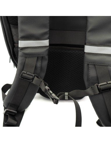 Woxter AC26 012 Mochila LED Knight Bike 20L Negro con Pantalla Personalizable por App, Impermeable, Compartimento para Casco y Portátil para Ciclistas