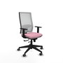 Silla de oficina Horna con mecanismo Sincro/Traslack tapizada con Tela color Rosa y malla color Blanco. Equipada con lumbar 1D, Brazos 1D y Ruedas 65 mm parqué