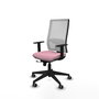 Silla de oficina Horna con mecanismo Sincro/Traslack tapizada con Tela color Rosa y malla color Blanco. Equipada con lumbar 1D, Brazos 1D y Ruedas 65 mm parqué