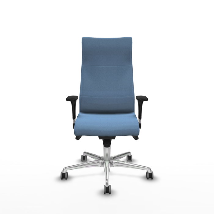 Sillón Albacete con mecanismo Sincro tapizada con Tela color Azul cielo. Equipado con Base aluminio, Brazos 1D y Ruedas 65 mm parqué