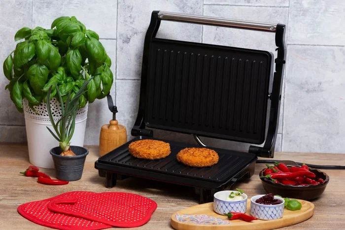 ADLER Grill eléctrico Camry 2100W con bandeja