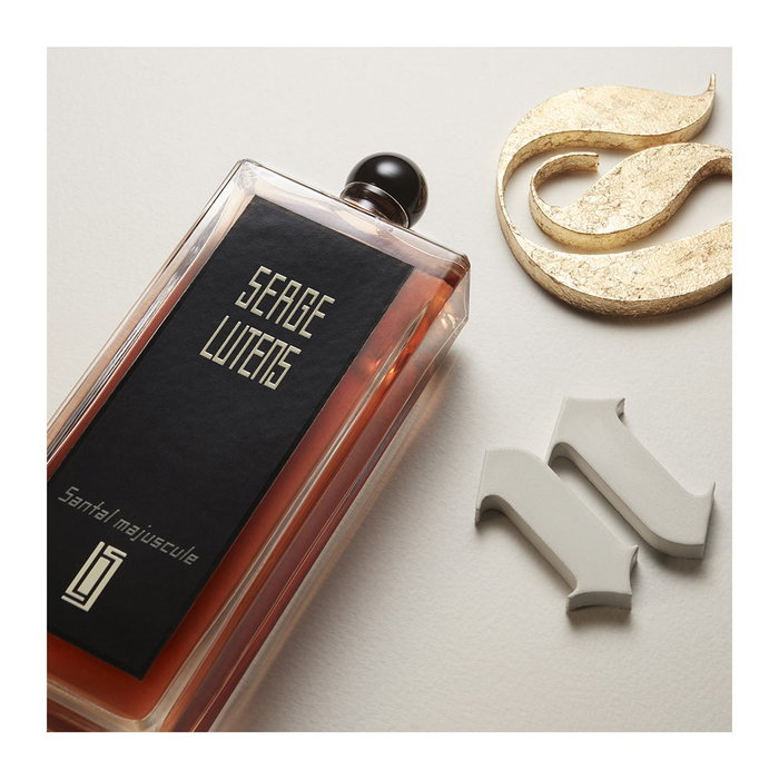 Serge Lutens SANTAL MAJUSCULE Eau de Parfum Vaporizador Unisex 100 ml - Fragancia de Sándalo, Crema y Cacao, Colección Noire