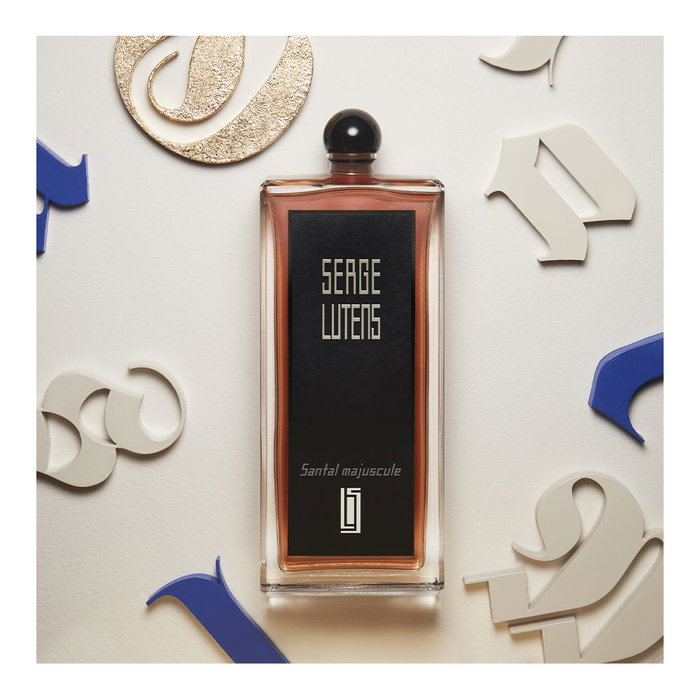 Serge Lutens SANTAL MAJUSCULE Eau de Parfum Vaporizador Unisex 100 ml - Fragancia de Sándalo, Crema y Cacao, Colección Noire