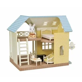 Sylvanian Families SYL5054131056714 La Cabaña con Cofre de Techo Azul Juguete para Niños a partir de 5 Años con Muebles Incluidos