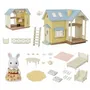Sylvanian Families SYL5054131056714 La Cabaña con Cofre de Techo Azul Juguete para Niños a partir de 5 Años con Muebles Incluidos