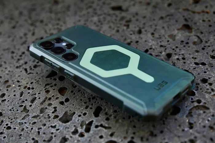 Urban Armor Gear Essential Armor Funda Compatible con Samsung Galaxy S25 Ultra - Color Oliva Drab, Protección 4.8m, Compatible con MagSafe