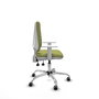 Silla de oficina Elche con mecanismo Asincro tapizada con Tela color Verde oliva. Equipada con Base cromada, Reposabrazos blancos y Ruedas 65 mm parqué