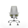 Silla de oficina Elche con mecanismo Asincro tapizada con Tela color Verde oliva. Equipada con Base cromada, Reposabrazos blancos y Ruedas 65 mm parqué