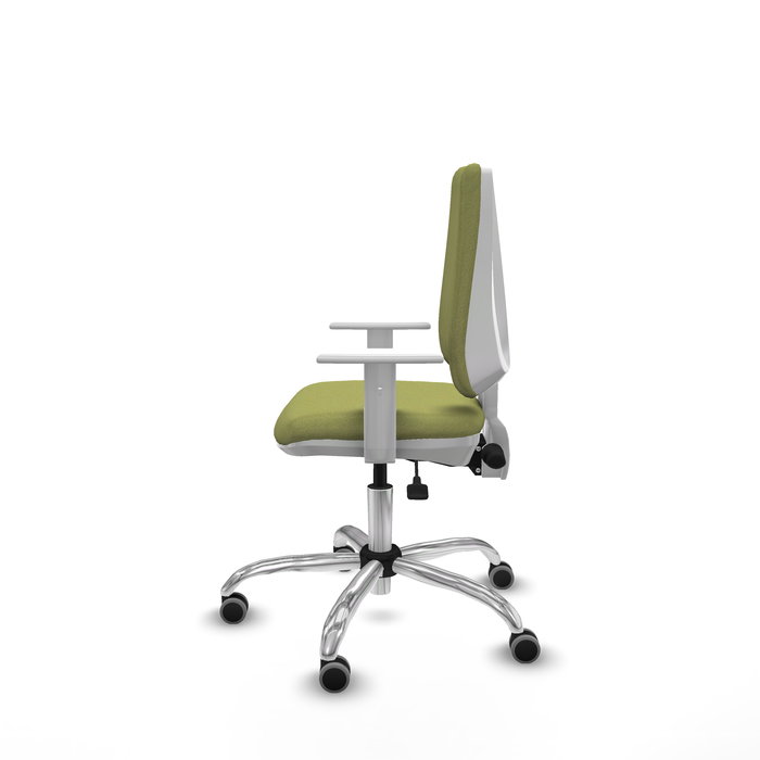 Silla de oficina Elche con mecanismo Asincro tapizada con Tela color Verde oliva. Equipada con Base cromada, Reposabrazos blancos y Ruedas 65 mm parqué