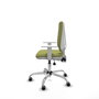 Silla de oficina Elche con mecanismo Asincro tapizada con Tela color Verde oliva. Equipada con Base cromada, Reposabrazos blancos y Ruedas 65 mm parqué