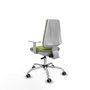 Silla de oficina Elche con mecanismo Asincro tapizada con Tela color Verde oliva. Equipada con Base cromada, Reposabrazos blancos y Ruedas 65 mm parqué