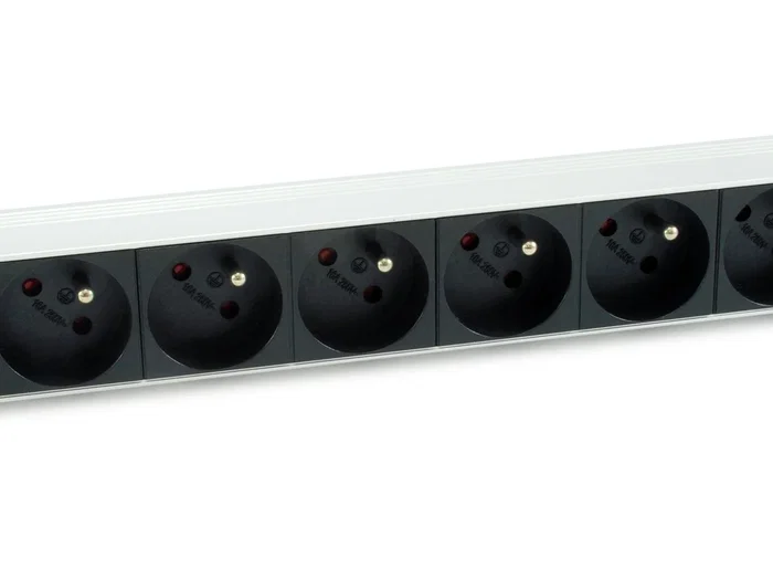 Equip 333313 PDU de 8 Salidas AC, 1U, Aluminio, Negro/Plata