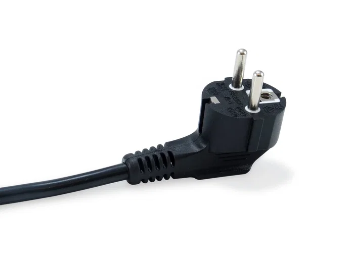 Equip 333313 PDU de 8 Salidas AC, 1U, Aluminio, Negro/Plata
