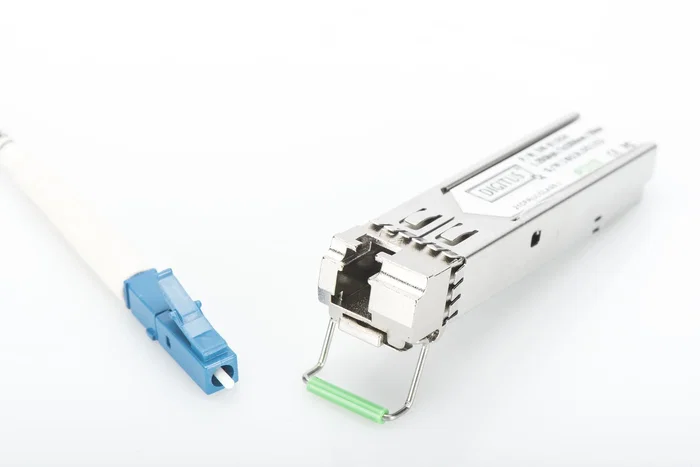 Digitus DN-81004-01 Módulo Transceptor SFP WDM Bidireccional, Fibra Óptica Monomodo, 10 Gb/s, 20 km, 1550/1310 nm, LC Simplex, Compatible Cisco, D-Link, HP, MSA, Plug & Play