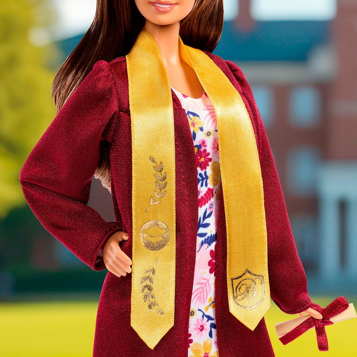 Barbie JJX81 Muñeca Coleccionable Signature Graduation Wishes con Toga, Birrete, Diploma y Banda - Mattel