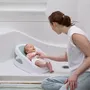Ingenuity ING19577040 Asiento de Baño Antideslizante para Niñas, de 0 a 6 Meses o 9 kg, Asiento Perforado para Dejar Fluir el Agua, Verde