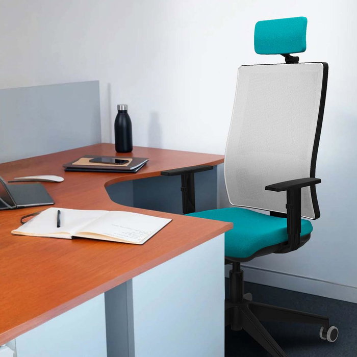 Silla de oficina Horna con mecanismo Sincro/Traslack tapizada con Tela color Negro y malla color Gris. Equipada con lumbar 1D, Brazos 1D, Cabecero 2D y Ruedas 65 mm parqué