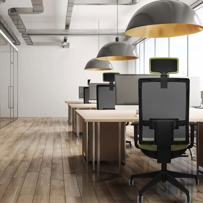 Silla de oficina Horna con mecanismo Sincro/Traslack tapizada con Tela color Negro y malla color Gris. Equipada con lumbar 1D, Brazos 1D, Cabecero 2D y Ruedas 65 mm parqué