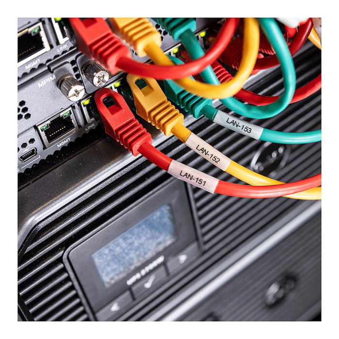 Brother PT-E560BTVP Etiquetadora Manual con Bluetooth y Carga, Impresión Térmica, Pantalla LCD, Teclado QWERTY, Sistema de Cintas HSE/TZe, Incluye Maletín